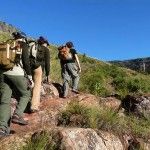 amigos haciendo trekking